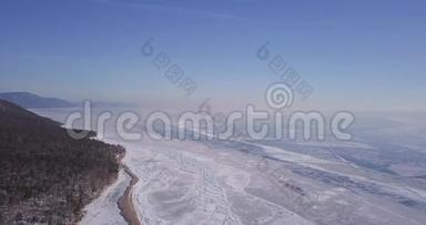 冰冻湖。 深蓝色的冰，腐殖质，裂缝美丽的冬季景观与透明光滑的冰。