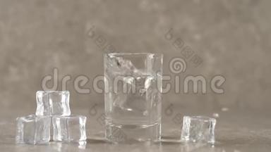 冰块倒在大理石桌面上，溅起水花和气泡，放入盛有伏特加、龙舌兰酒或清酒的酒杯中