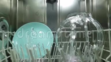 <strong>洗碗机</strong>内部的过程。 <strong>洗碗机</strong>的内部视图。 慢动作