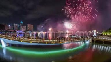 为庆祝农历新年来临，在滨海湾海滨举行烟花<strong>汇演</strong>