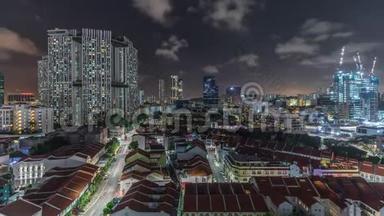 新加坡，带红色屋顶的唐人街和中央商务区摩天大楼的夜景