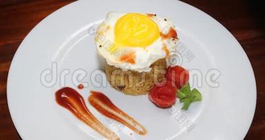 简单的米饭，鸡蛋煎蛋卷，番茄酱，薄荷叶和漂亮的装饰盘视频