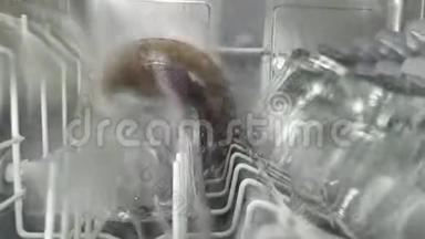 洗碗机内部的过程。 洗碗机内景