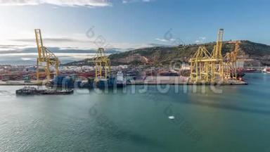 航空视野的海运货物港口和集装箱码头的巴塞罗那时间间隔，巴塞罗那，加泰罗尼亚，西班牙。