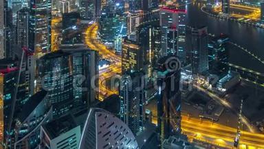 在迪拜的商业海湾塔的全景夜景。