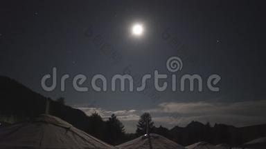 蒙古包被月光照亮，以星夜为背景。