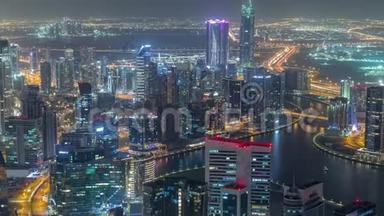在迪拜的商业海湾塔的全景夜景。