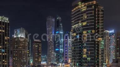 从<strong>高空</strong>夜晚的时间流逝可以看到迪拜码头的各种摩天大楼和塔楼
