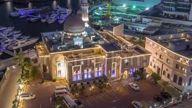 迪拜游艇码头的两侧是Al Rahim清真寺、住宅塔楼和摩天大楼，每天都在空中盘旋