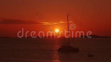 海上帆船，背景是夕阳