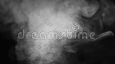 烟雾弥漫的雾气。 从下到上的现实抽象烟雾蒸气效应。 白烟在黑色中缓慢运动