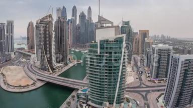 迪拜海滨住宅和办公室摩天大楼的空中景观，白天到晚上都是海滨