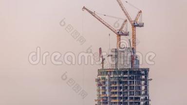 在建高层建筑，迪拜时代用黄色建筑起重机