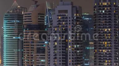 阿联酋迪拜朱美拉湖塔的住宅和办公大楼高空夜晚时间。