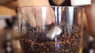 咖啡豆<strong>咖啡吧</strong>，咖啡师正在获得一杯咖啡谷物