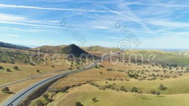 <strong>51</strong>号高速公路和Hilly Green农田。 克恩县。 加州，美国。 鸟瞰图