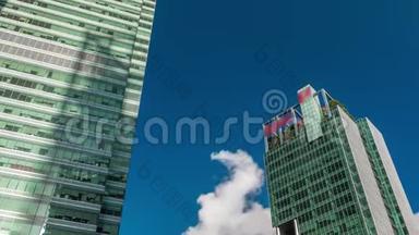从现代商业、摩天<strong>大</strong>楼、玻璃和中央商业建筑的天空景观中寻找<strong>视角</strong>