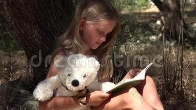 由大树女学生阅读的儿童读物，享受在Nature_4K学习的户外儿童