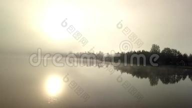 美丽的空中视频在湖上-无人驾驶飞机从阳光充足的地区飞到浓雾浓雾，然后到达更阳光的高度