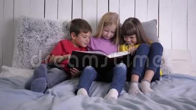 家庭教育，聪明可爱的小孩子，坐在床上做作业和看书