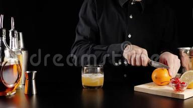 威士忌酸鸡尾酒。 酒保拿着一把刀，把一个橙色多汁的橘子切成两半放在木板上。 橙色滴片