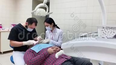 病人在牙医和护士那里预约。 口腔的治疗