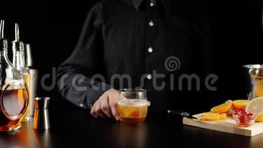 威士忌酸鸡尾酒。 调酒师用波旁威士忌、糖浆、柠檬汁制成的成品鸡尾酒