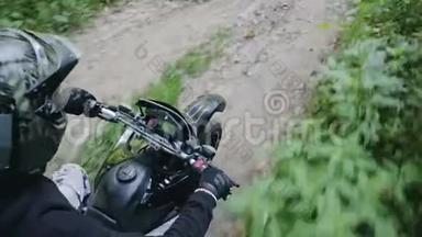 骑士手中的POV慢动作镜头和`黑色<strong>摩托车</strong>的一部分