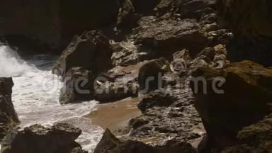 波浪在波多黎各海滩的岩石上<strong>撞击</strong>。
