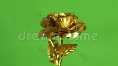 绿色背景上的金色金属装饰玫瑰