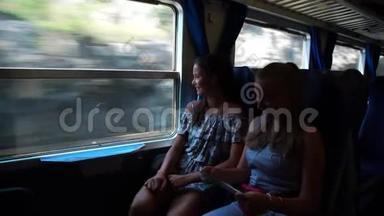 女孩在火车经过的隧道里通过窗户说话