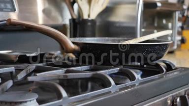 锅放在灶台上，烤面包机和炊具背景模糊