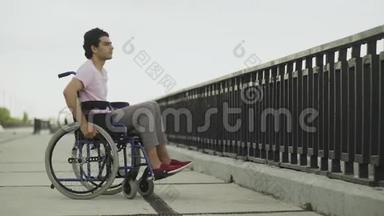 坐轮椅的残疾人在<strong>河边</strong>的<strong>公园</strong>里散步，感到孤独