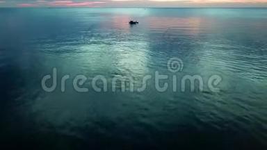 两艘越南传统<strong>渔船</strong>上的空中视频不错，有两名<strong>渔民</strong>在海上工作，日落后傍晚很安静，靠近Phu