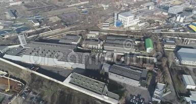 大型的现代灰色工厂从空中