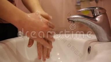 用肥皂和温水洗手，防止冠状病毒大流行。 手<strong>卫生与</strong>防腐剂和消毒剂..