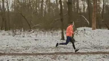 女人冬天在公园慢跑。 职业女运动员的紧张训练和健身<strong>锻炼</strong>作为<strong>日常锻炼</strong>