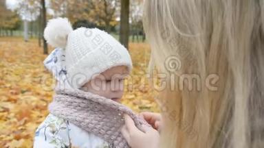 妈妈<strong>关爱</strong>的理念，妈妈在秋天的公园里给小女儿`围巾