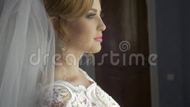 美丽的新娘肖像婚纱化妆发型，华丽的年轻女子穿着白色连衣裙在家。 系列系列