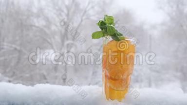 雪堆里放着<strong>一杯柠檬水</strong>，背景是降雪