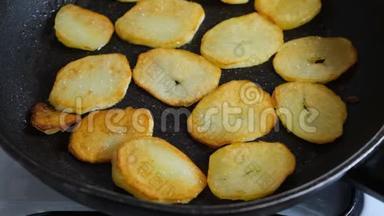 土豆片用葵花籽油煎锅