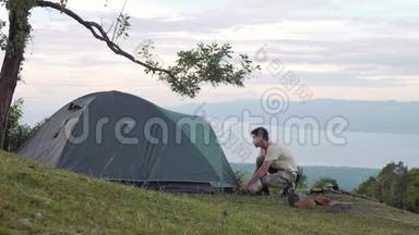高加索人在山上搭帐篷，自然景观壮观