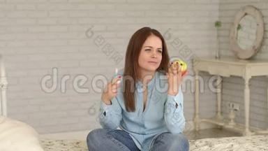 一个患有1型<strong>糖尿病的</strong>女孩，手里拿着胰岛素和苹果。