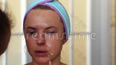 化妆师用刷子把遮瑕膏涂在女孩身上，以掩盖皮肤的缺陷和痤疮。 手术在家里进行。