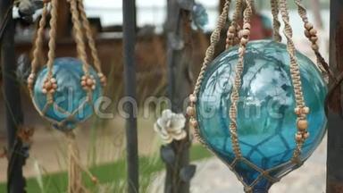 美丽的复古装饰和花园植物。 一套蓝色海洋浮标，由玻璃和马克拉姆的老式风格，为