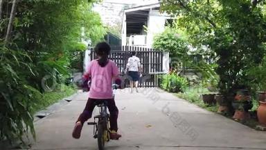小女孩学着骑自行车，妈妈走在前面时摔倒了。