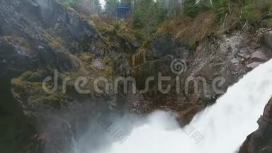 暴风雨瀑布在森林茂密的峡谷中拍打岩石的空中射击。 Aguasabon瀑布，加拿大安大略省