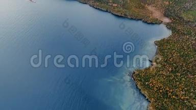 平静的湖泊和海岸的无人机镜头。 加拿大安大略省大湖区苏必利尔湖