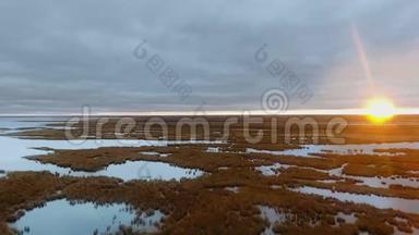 无人机照相机拍摄地平线上长满了湖水和日落。 加拿大马尼托巴省北湖