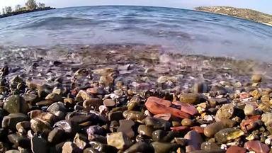 温柔的<strong>海水拍打</strong>海滩卵石希腊